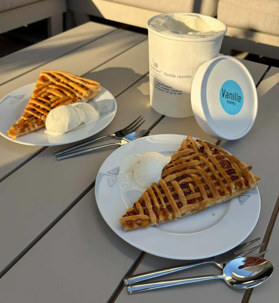 Geytetaart met vanille ijs.webp